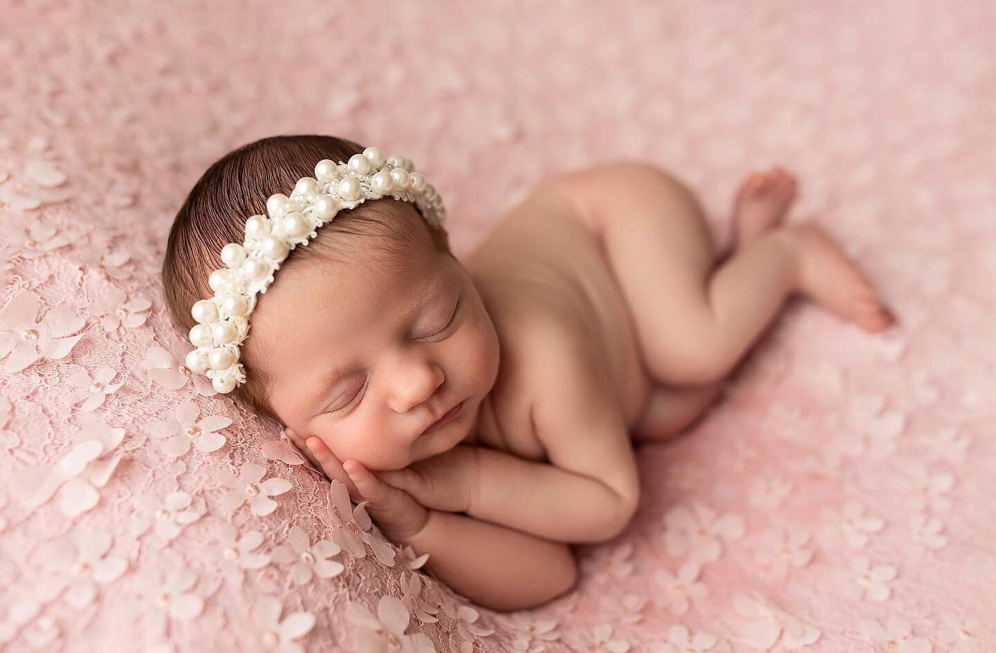 This sweet girl was so perfect for her session today 🥰🥰🌸

#dallasnewbornphotographer #dallasmoms #dallasbaby #dfwphotographer #dfwmom #flowermoundphotographer #fortwprthphotographer #fortworthtx #posednewbornphotography #newbornphotography #newbor