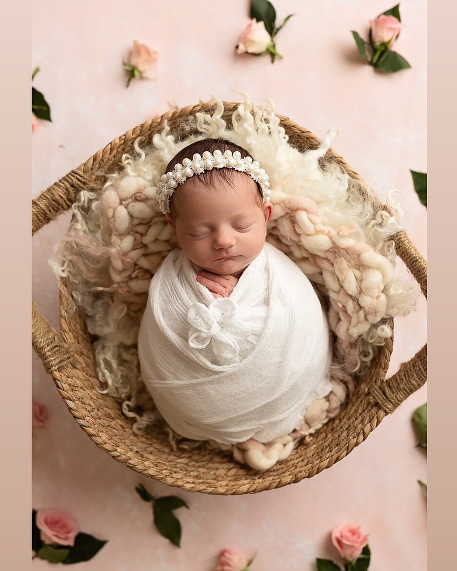 So in love with all the florals in this little beauty&rsquo;s gallery. 🌹😍

#dallasnewborn #dallasmoms #dallasbaby #dallasbabyphotographer #dallasbabyphotography #dallasnewbornphotography #dallasnewbornphotographer #flowermoundnewbornphotographer #f