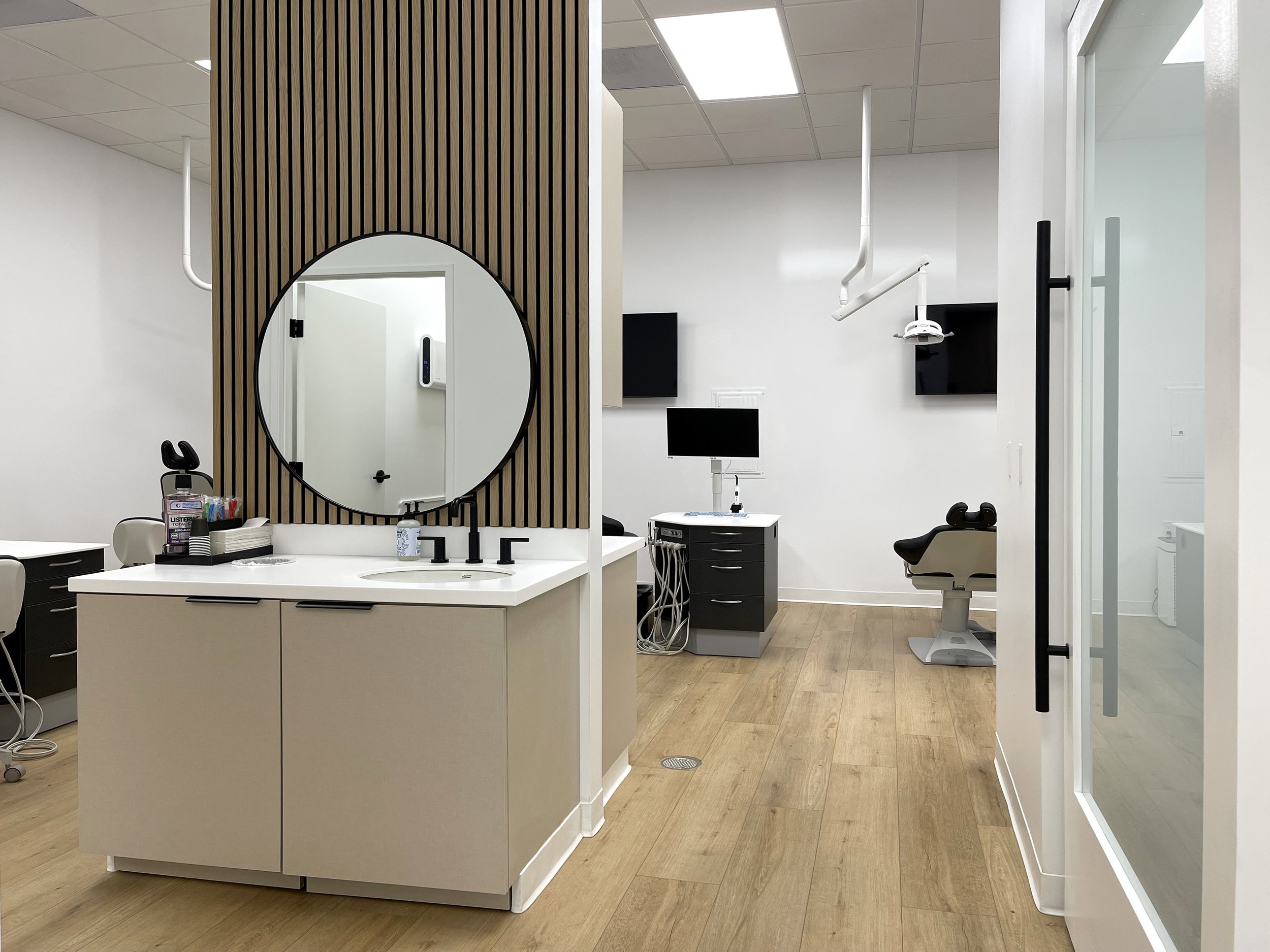 10933 Victory Blvd Dental Office Picture 2.jpg