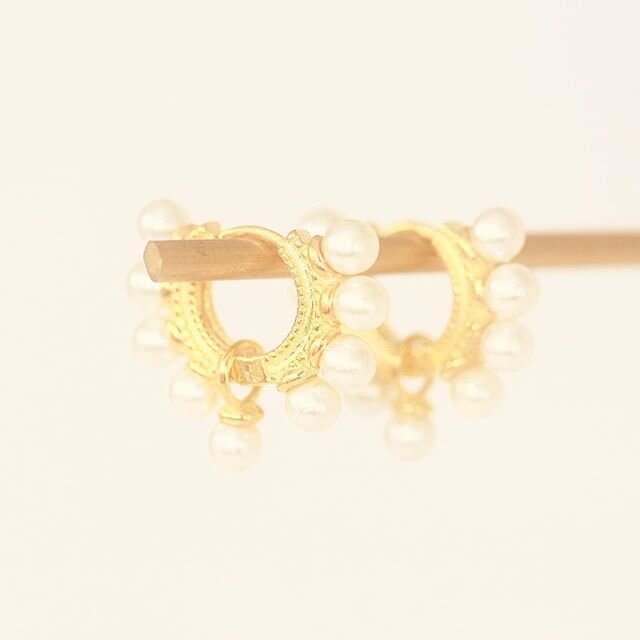 It&rsquo;s all in the details. Our daintiest pair in our By the Sea Collection | our Gold Pearl Hoops 🐚