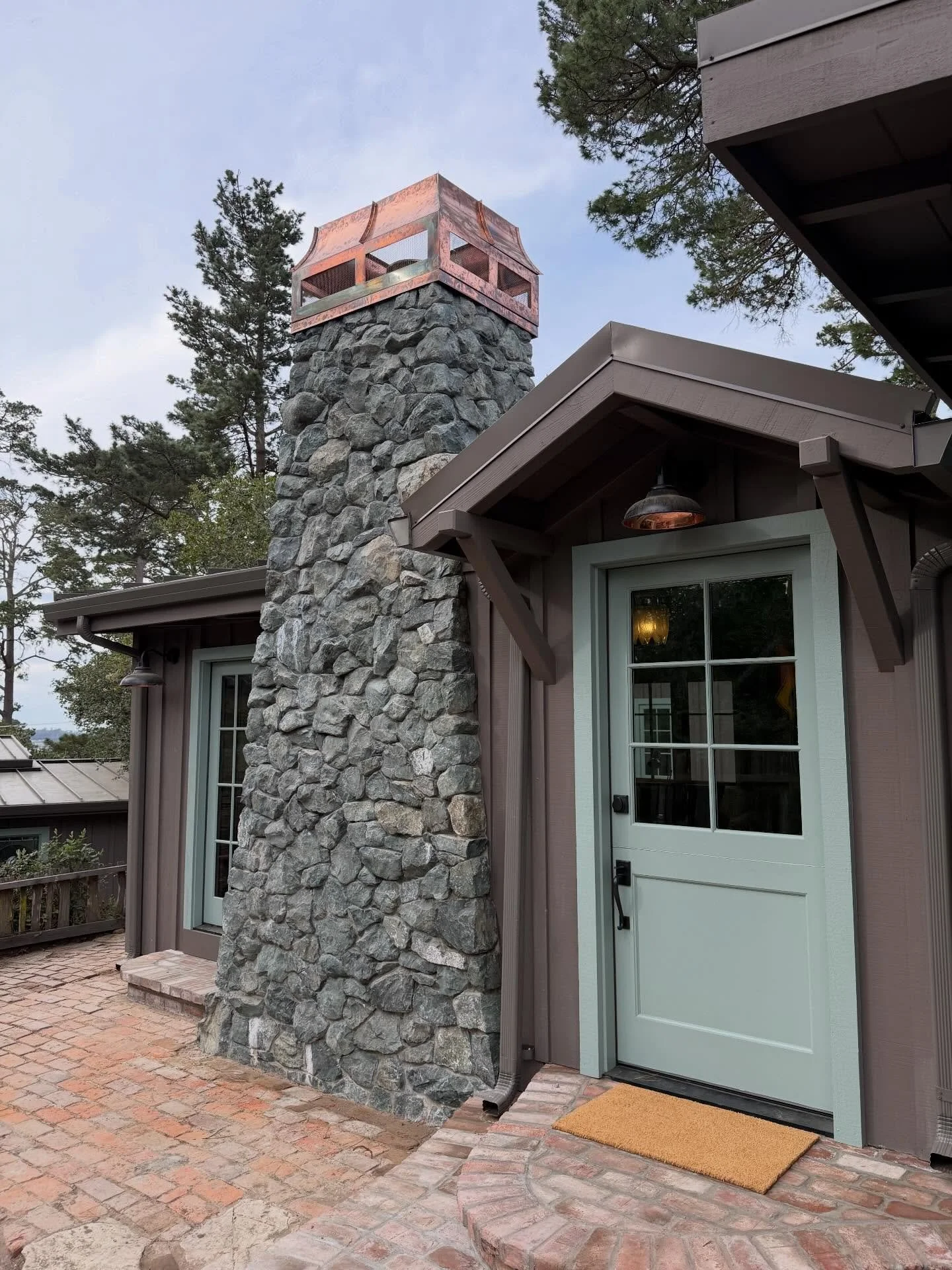 Cozy cottage vibes in Carmel by the Sea ✨ We&rsquo;re all finished up with this project and we&rsquo;re so excited to share it with you! 

#carmelbythesea #carmel #construction #cottagecorevibes #grandmacore