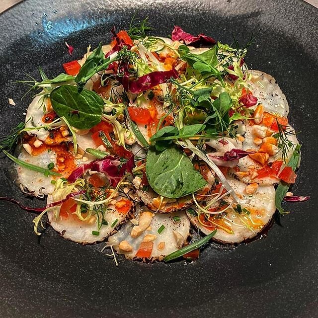 Carpaccio mal anders!

Mair&uuml;bchencarpaccio | Rauchmandeln | Limonenvinaigrette

May turnip carpaccio | smoked almonds | lime vinaigrette

Das Mair&uuml;bchencarpaccio ist der perfekte Start in den Abend. Hier wurden die Frische von der Mair&uuml