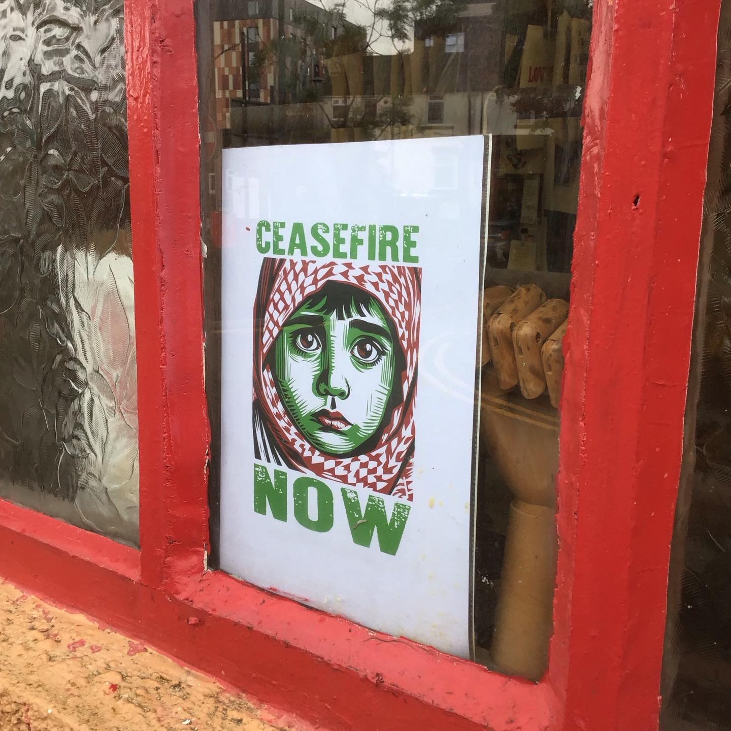 New display in the Incline Press workshop window, wood type and linocut print by @davidcummingprints. It's one of an edition of 25 copies, and the price includes a donation to @doctorswithoutborders. Contact @davidcummingprints directly to see if he'