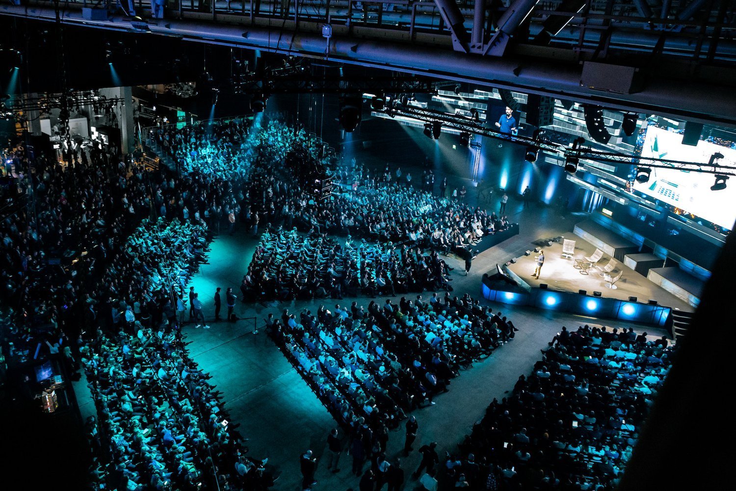 Näin saat kaiken irti yritystapahtuman valokuvauksesta: Opas järjestäjälle