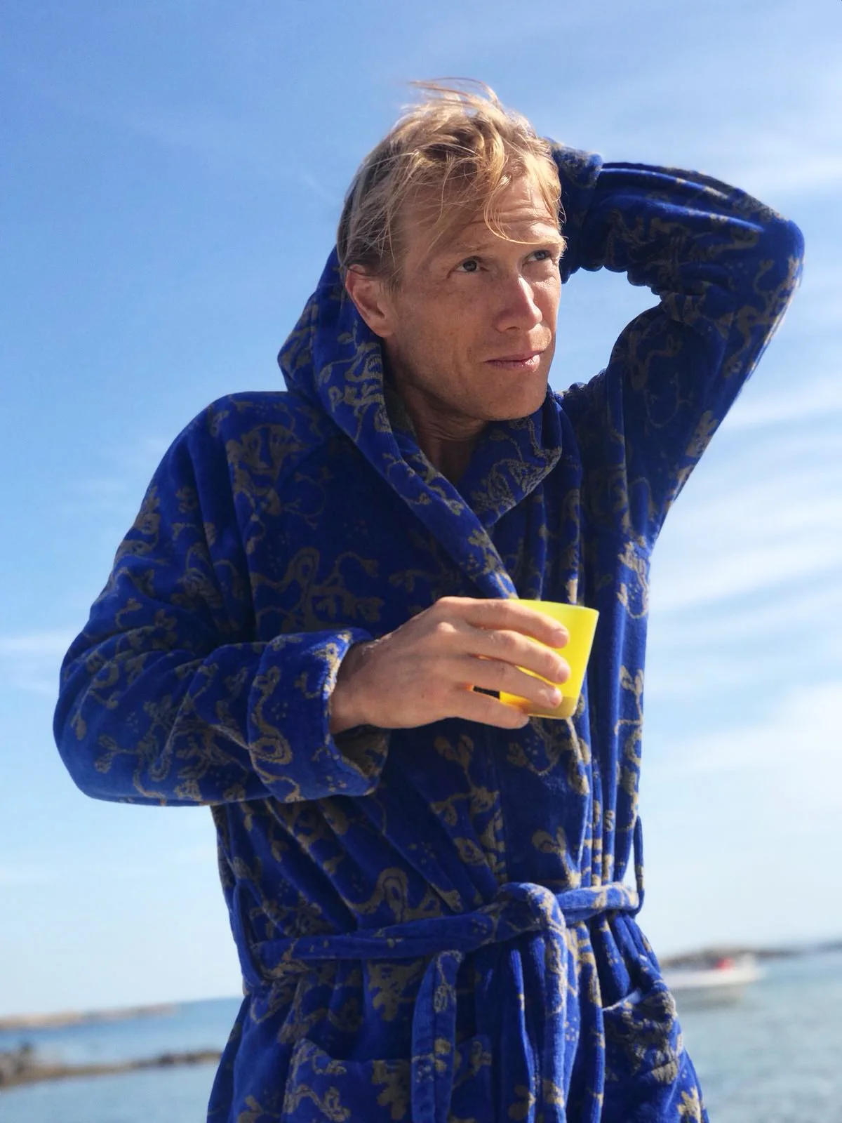 Man i blå badrock på Hallands Väderö