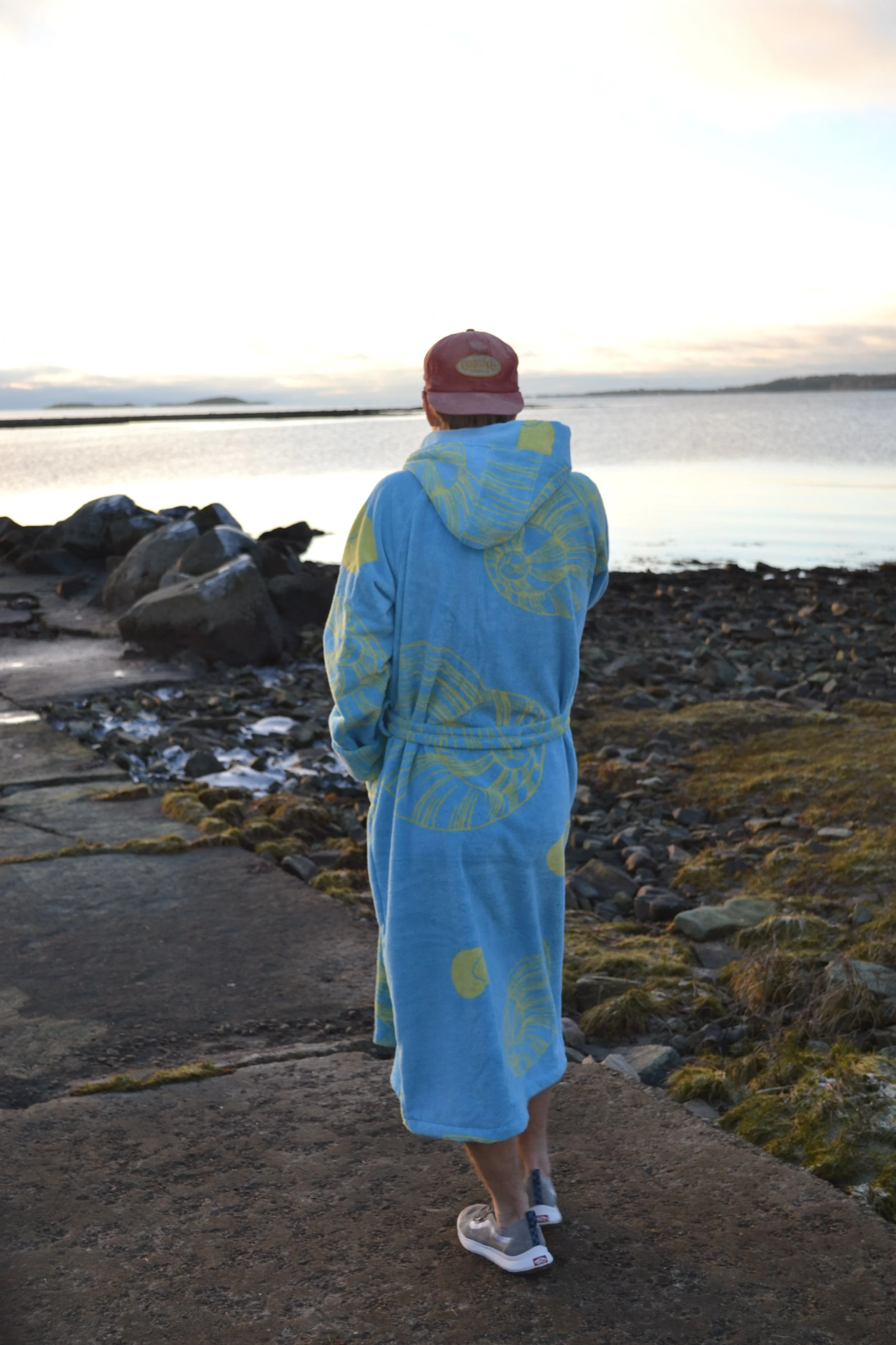 Badrock med luva i solnedgången i Torekov