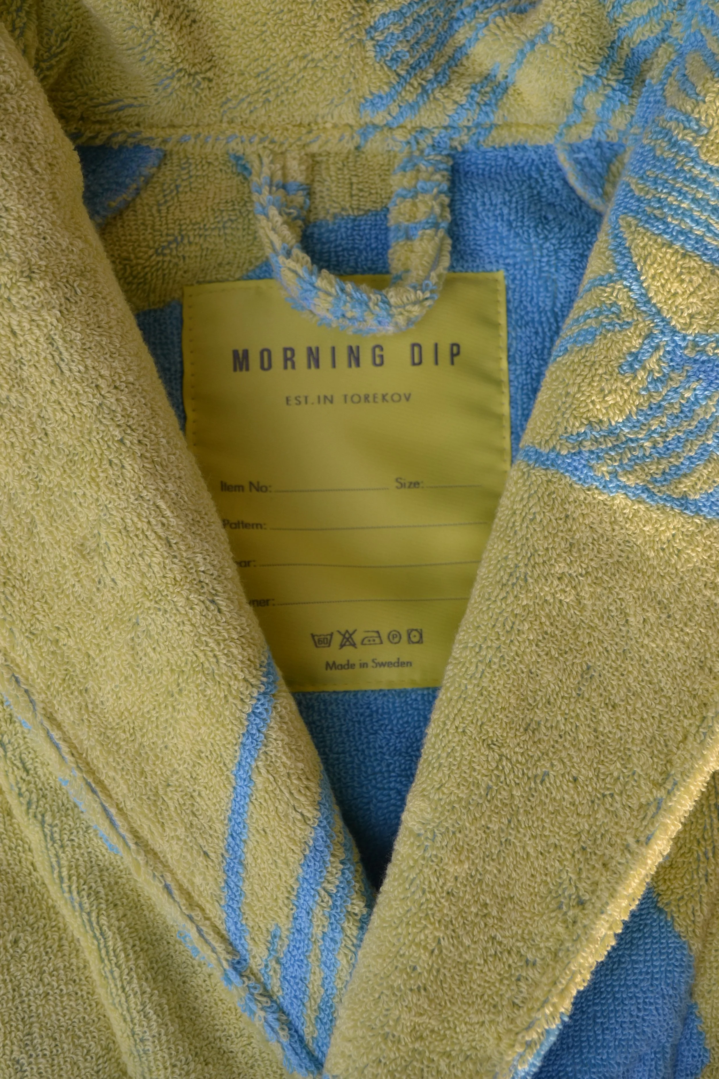 Mönstrad badrock i gult och ljusblått