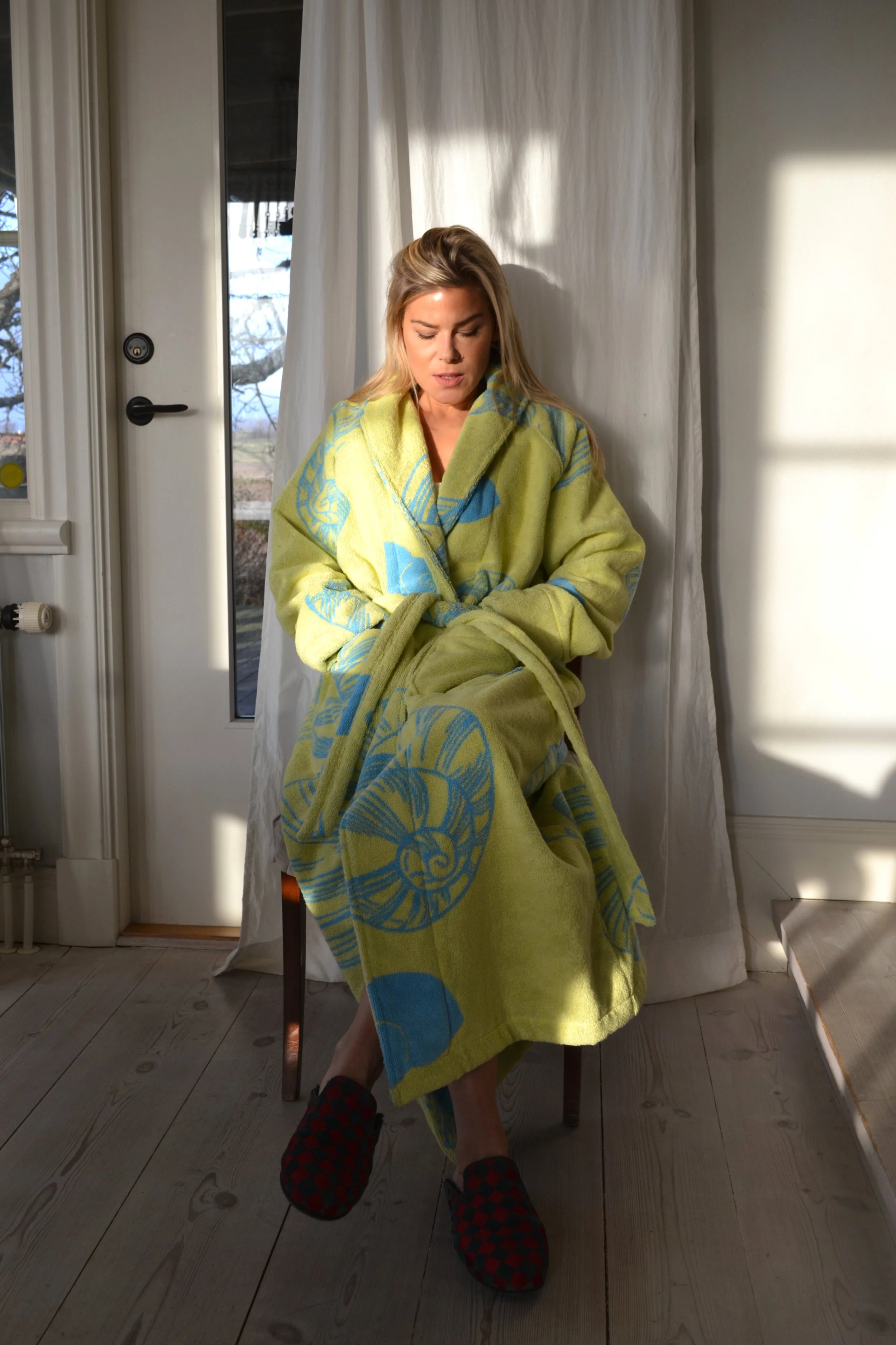 MORGONROCK DAM MED SJALKRAGE - THE SHELL YELLOW