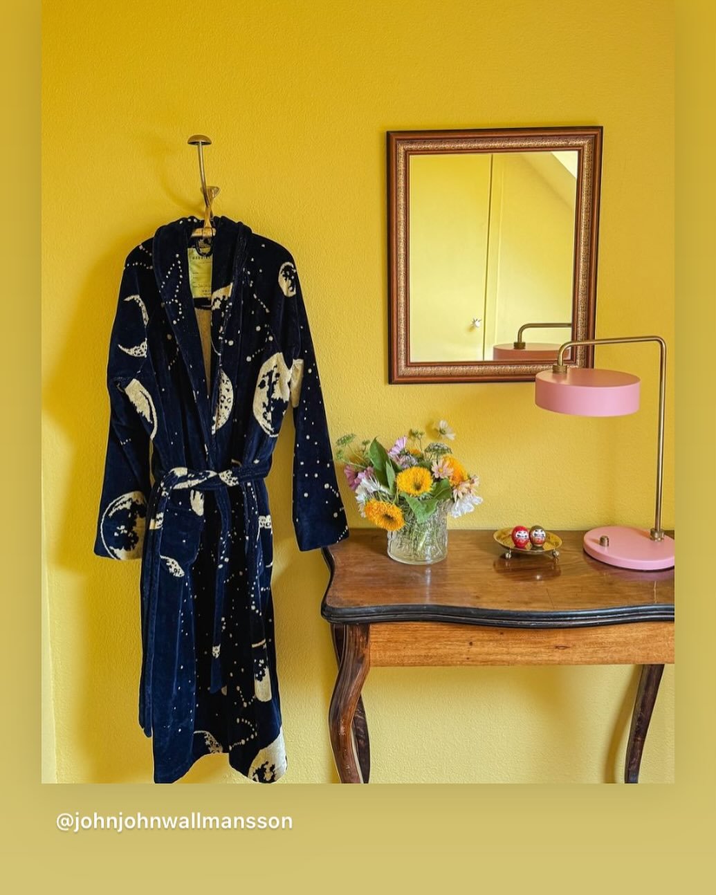 Tycker denna bild &auml;r s&aring; vacker 💛💛💛 med den oemotst&aring;ndliga gula f&auml;rgen a la Staffutt. 

Fr&aring;n @johnjohnwallmansson vackra hem i Torekov. 

#torekov #badrock #morgonrock #bathrobe