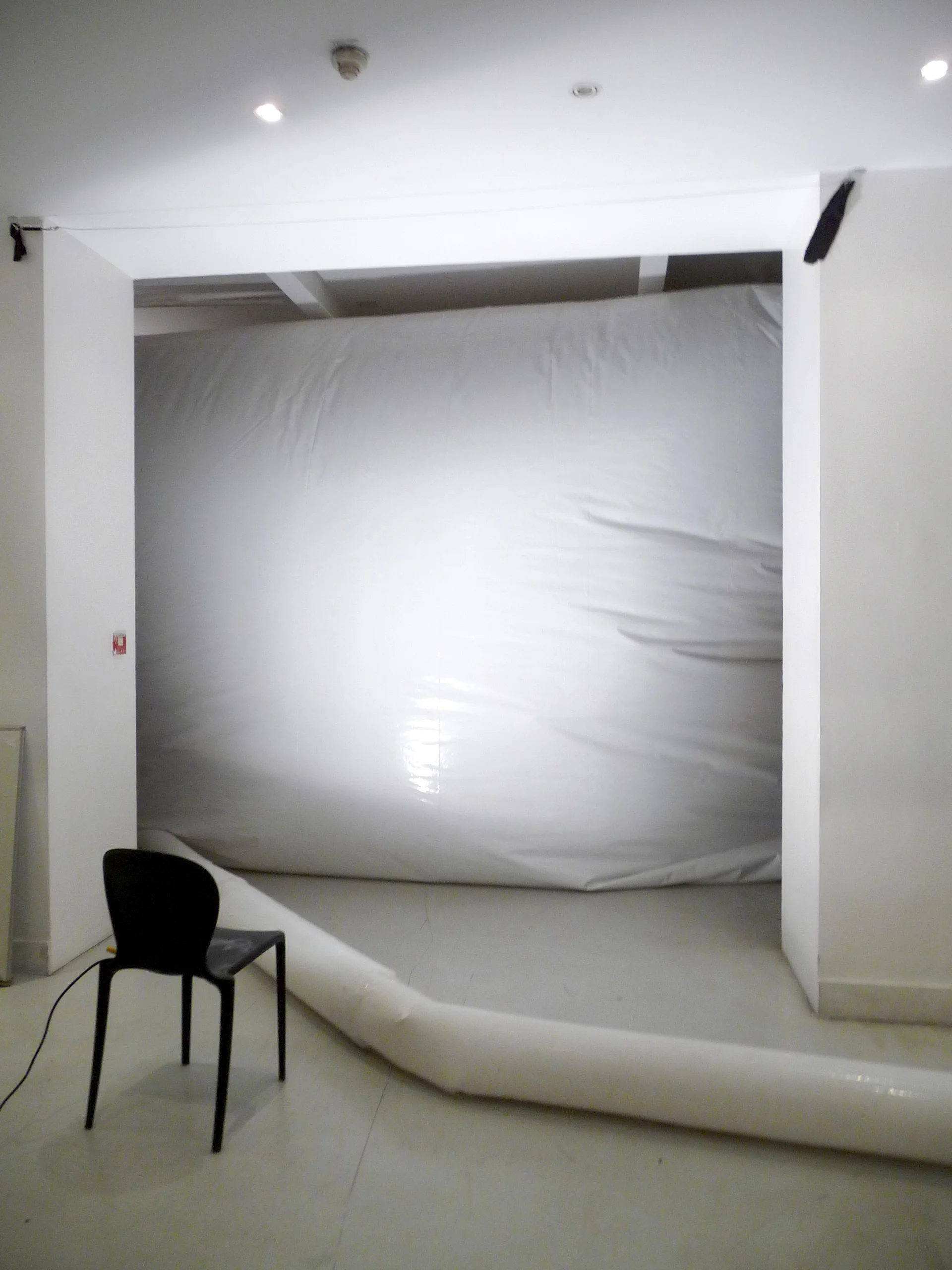 12white inflatable_laurejaffuel_2012_04 copy.JPG