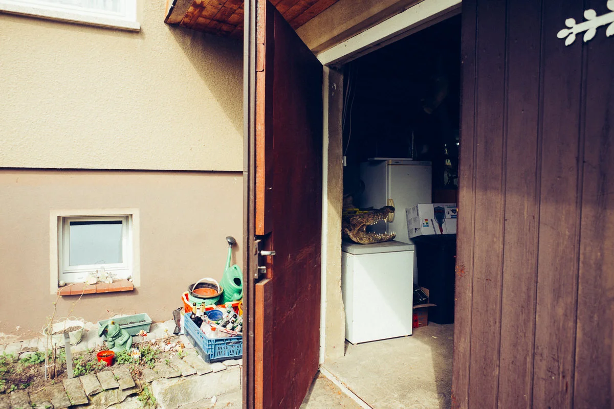 In Brieselang steht ein Einfamilienhaus mit einer großen Garage. Ein Irischer Wolfshund schnüffelt freundlich an jedem Besucher, reicht ihnen oft bis an die Rippen und lehnt sich dann mit guten 80 Kilos an, sodass er besser gekrault werden kann. Wer an diesem liebebedürftigen „Wachhund“ vorbekommt, landet in der Arbeitsgarage von Ingo Kopmann. Hier bollert eine transportable Gasheizung, am Eingang steht ein Arbeitstisch mit einem fast fertig ausgestopftem Gepard – und es fällt schwer, einen freien Gang zu finden, der durch das Chaos führt. Überall stapeln sich Töpfe, Tuben, Werkzeuge, Holzwolle, Tierfelle, Schädel und tausend undefinierbare Dinge mehr. In dem Chaos strahlt Ingo Kopmann wie ein kleiner Junge, der gerade seinen ersten Chemiebaukasten geschenkt bekommen hat. Klarer Fall: Da steht jemand, der richtig, richtig viel Spaß an seinem Beruf hat. Das Kuriose: Ingo Kopmann ist Tierpräparator: „Seit ich zehn Jahre alt bin, präpariere ich Tiere. Ich mache das jetzt also schon seit 44 Jahren.“