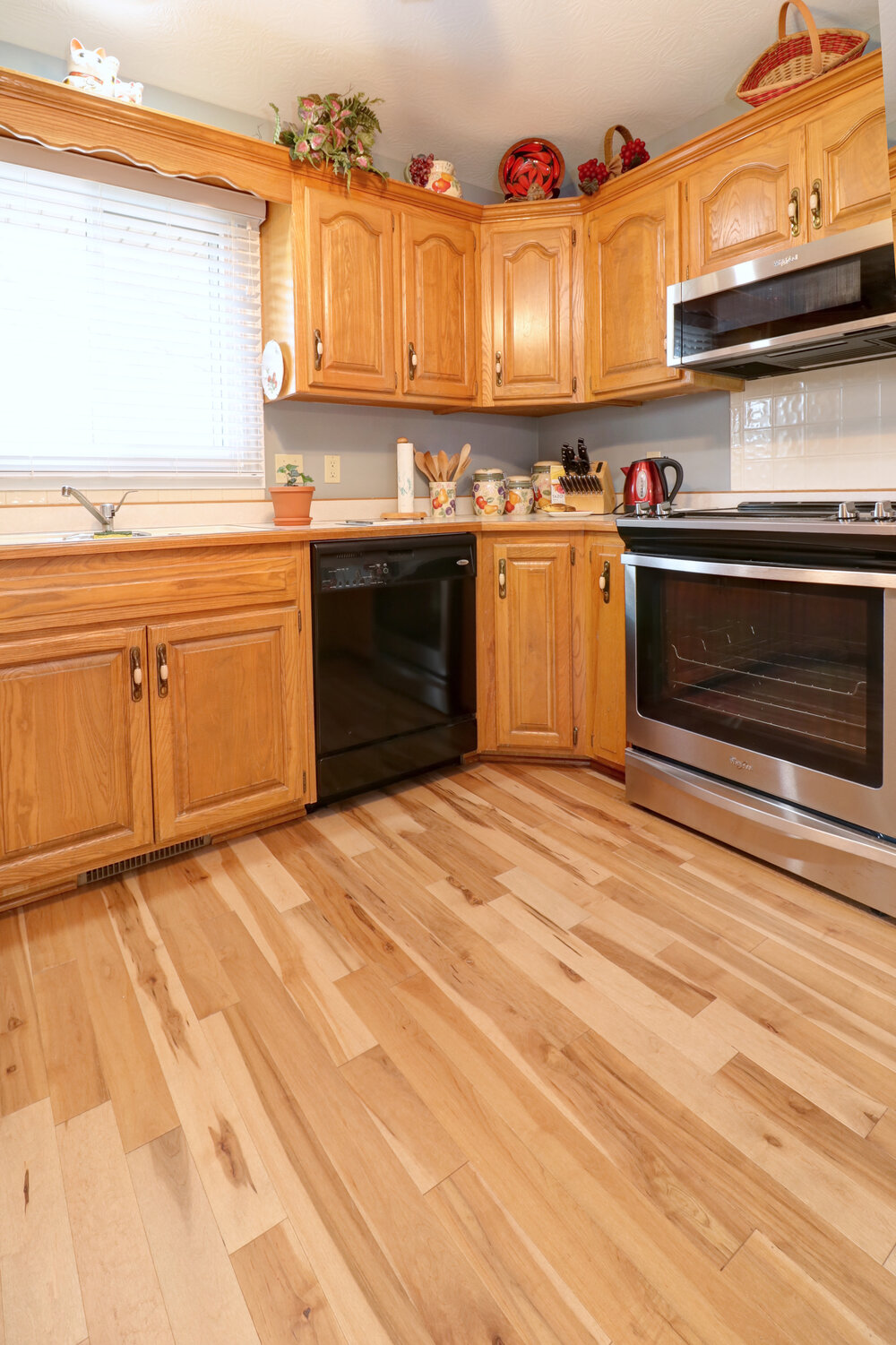Flooring With 90 S Stock Oak, What Color Laminate Flooring Goes With Oak Cabinets