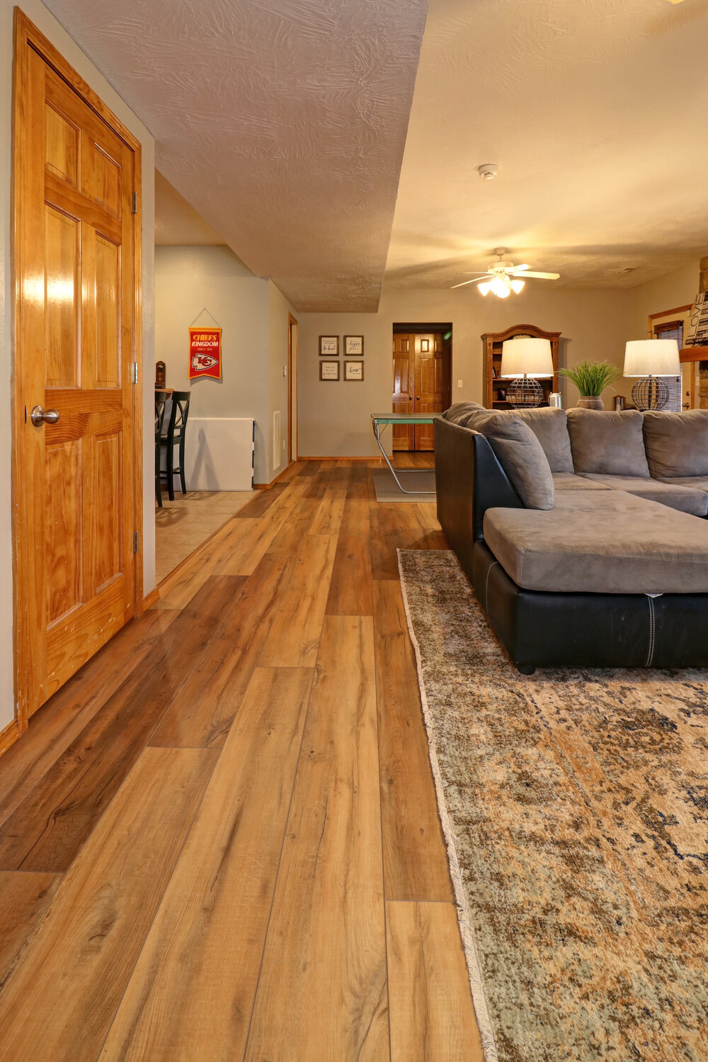 Flooring With 90 S Stock Oak, What Color Laminate Flooring Goes With Oak Cabinets