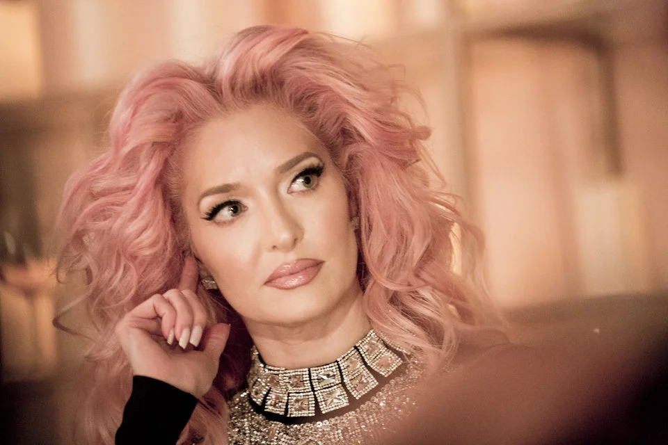A picture of the queen ... I love this pink hair moment!