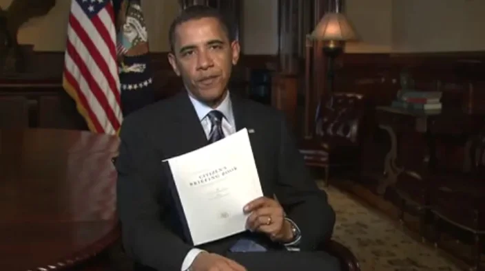 President_Barack_Obama_holding_Citizen's_Briefing_Book.jpg