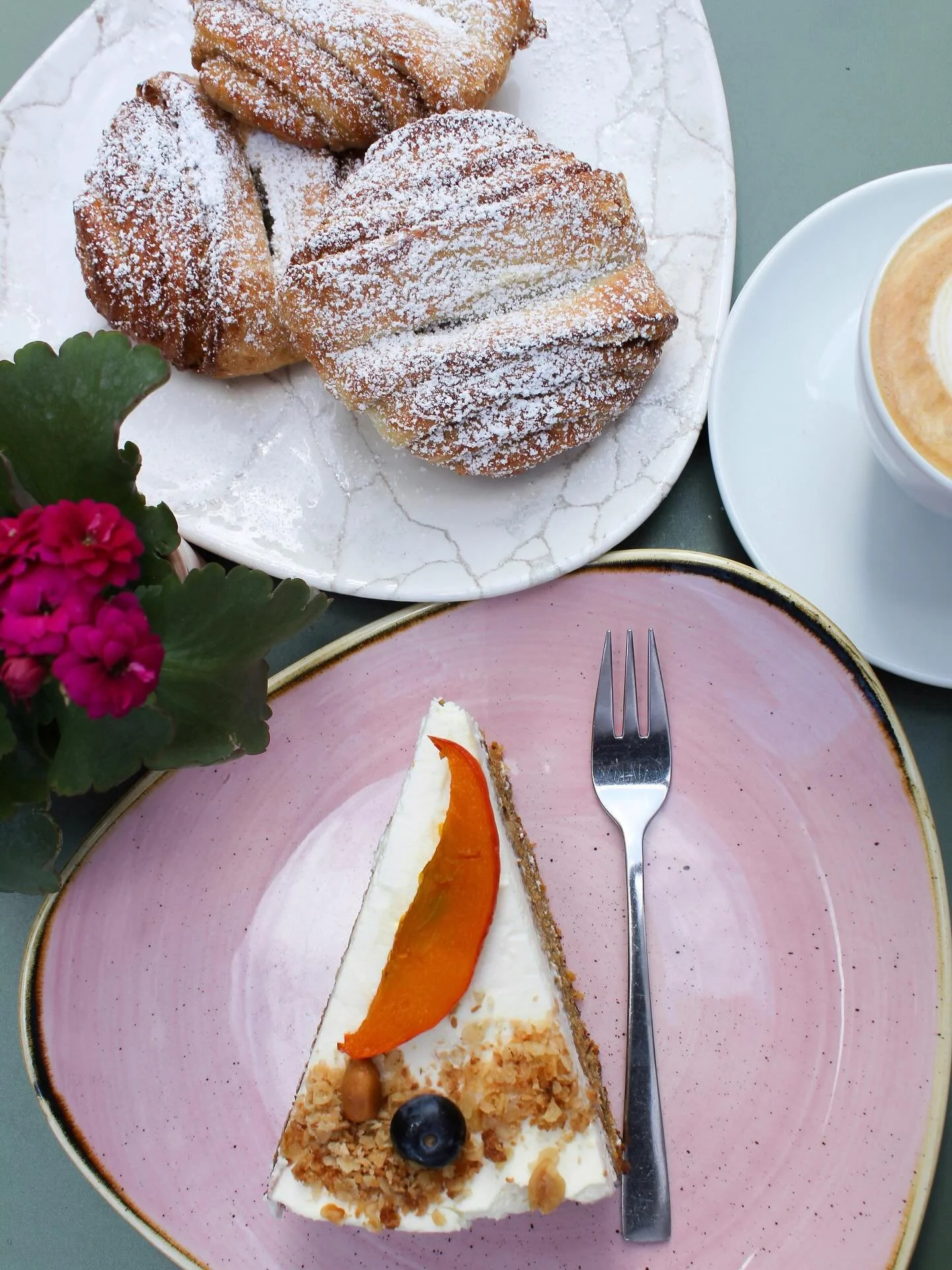 🍁 Herbstgenuss bei Bar&ouml;sta 🍂
Der Duft von frisch gebr&uuml;htem Kaffee liegt in der Luft &ndash; und dazu ein St&uuml;ck saftiger K&uuml;rbiskuchen.

#Bar&ouml;sta #Herbstgenuss #K&uuml;rbiskuchen #KaffeeLiebe #CoffeeTime #Herbstmomente #Kaffe