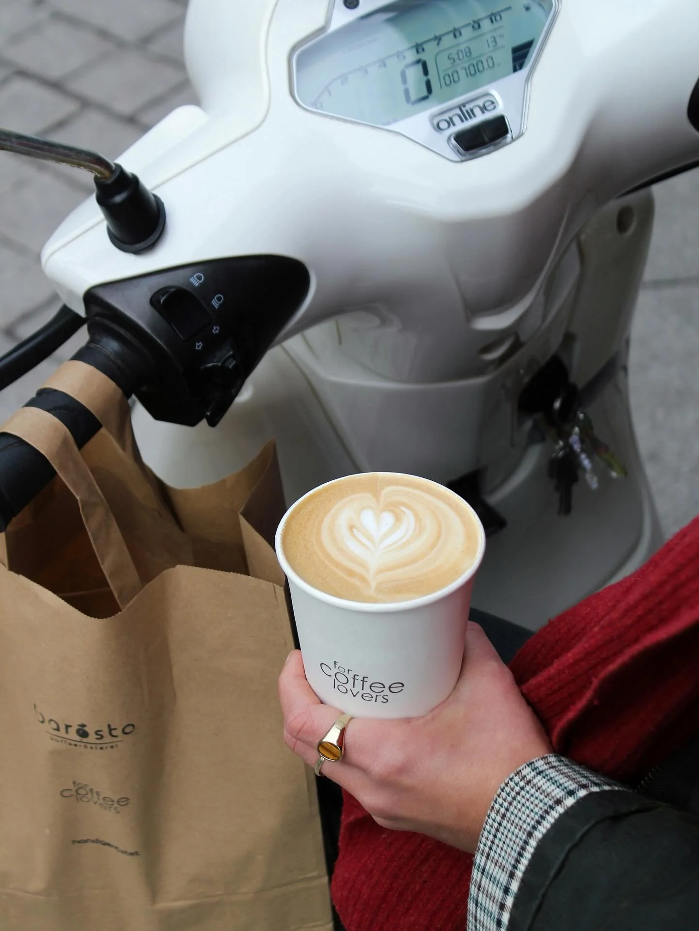 On your way? Grab your coffee to go and make your run a little sweeter. 🤎✨

#coffeelovers#togo#kaffeeboutique#coffeevibes #lifestyle#welovecoffee#bar&ouml;sta