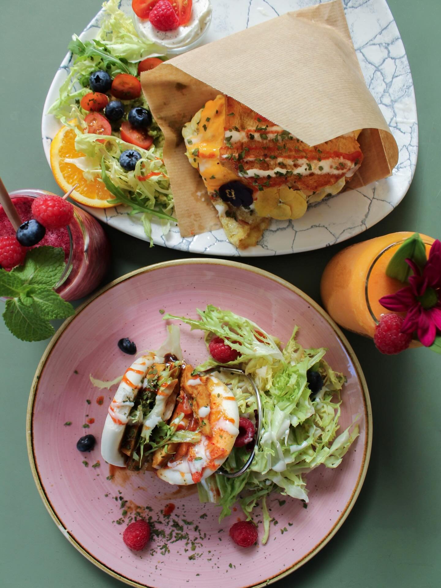 Schon unseren Egg Drop probiert? ✨

Ab sofort bieten wir dir unseren Egg Drop auch mit weiteren Zutaten an, swipe weiter und erfahre mehr. 👉😍

Au&szlig;erdem gibt es jetzt bei uns Original asiatische ged&auml;mpfte Br&ouml;tchen (Bao Bun) mit versc