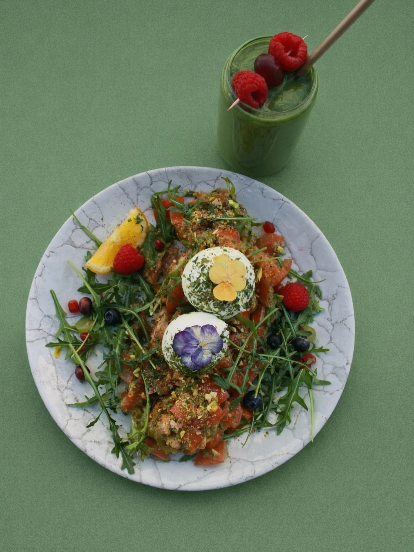 Burrata Lovers 😍

Cremige Burrata trifft auf frische Tomatenw&uuml;rfel, gr&uuml;nes Pesto, Rucola und Kr&auml;uter, abgerundet mit nativem Oliven&ouml;l und Pistazien. 😋😍❤️

#burratalovers❤️#healthyandtasty#welovefood