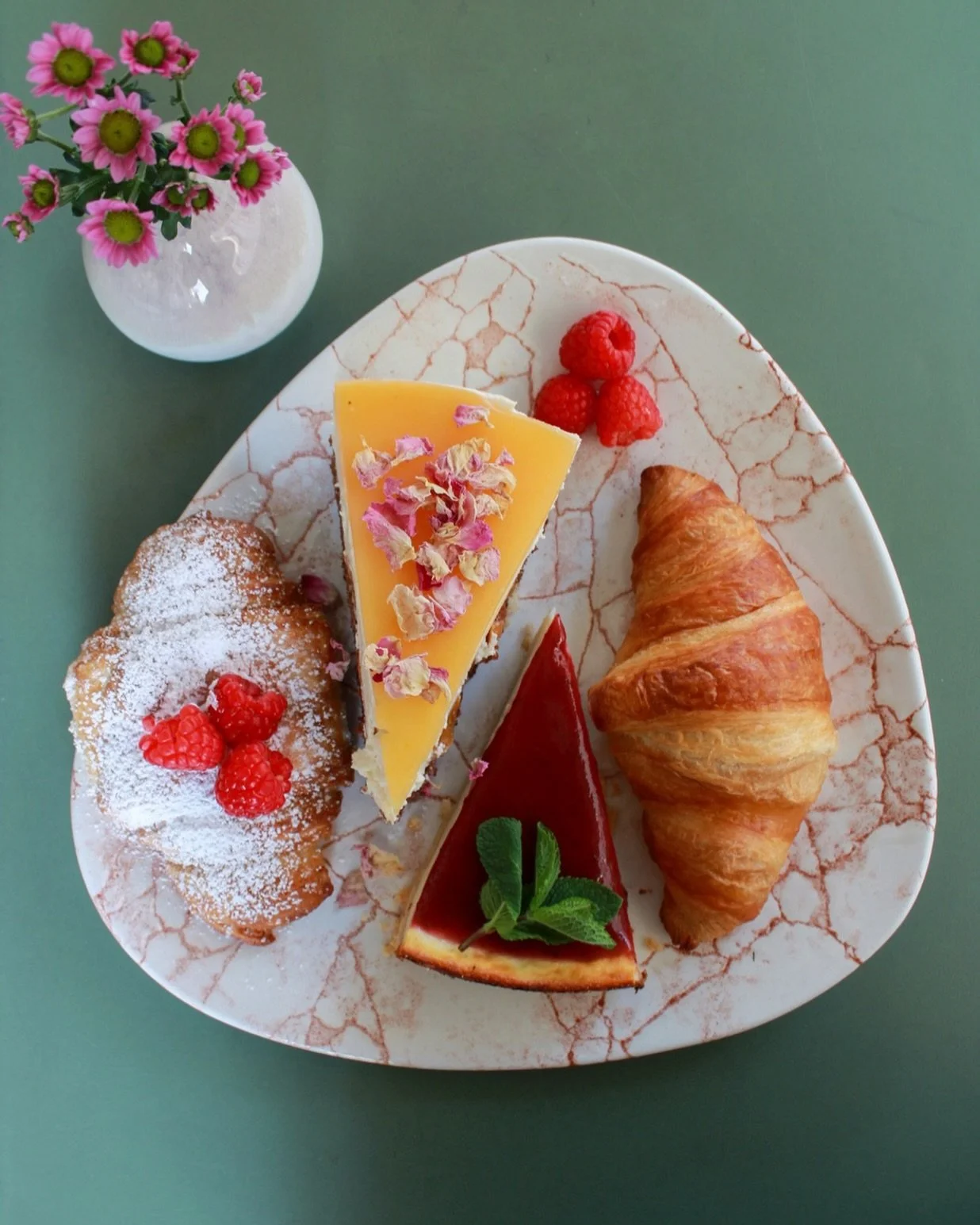 You deserve a sweet treat 😋☺️🍰🥐

#madewithlove❤️❤️❤️ 

#sweettreats#cakelovers#sweets#bar&ouml;stakitchen