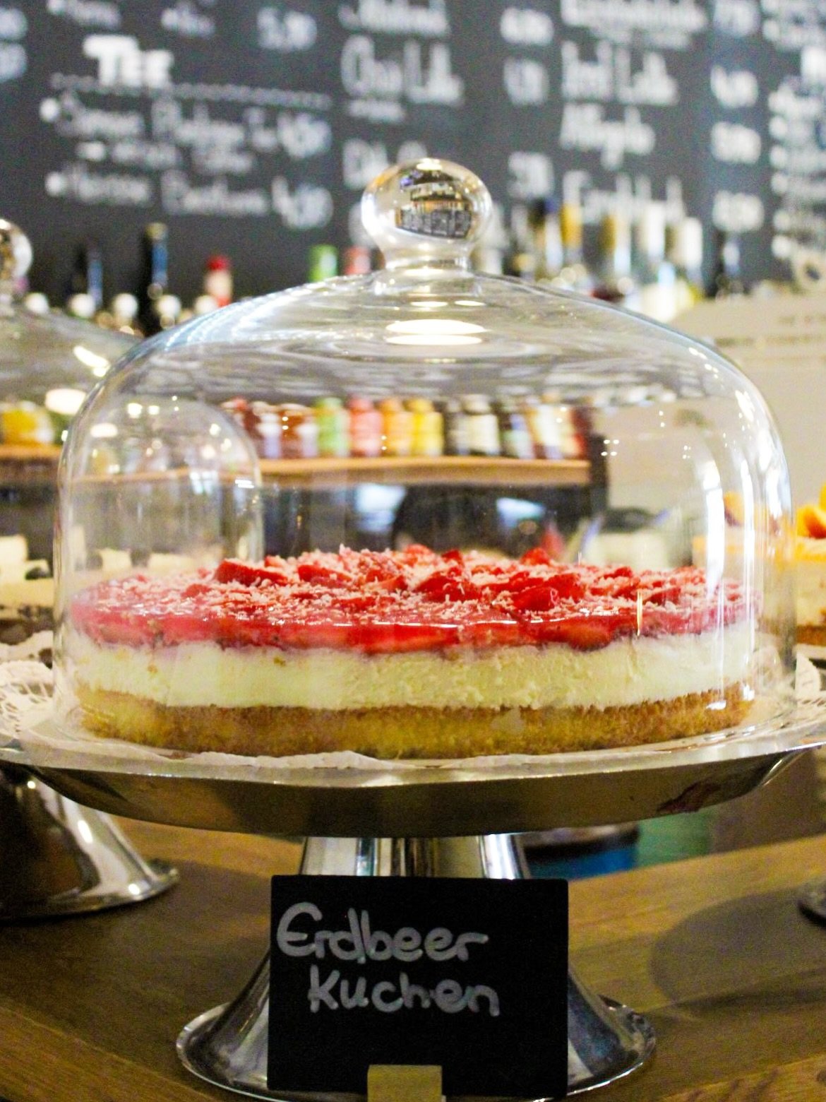 Bei uns wird es in der Kuchentheke nie langweilig 😍🍰

Neben unseren Klassikern erwartet euch immer eine gro&szlig;e Auswahl an hausgemachten Kuchen.

Unsere Konditorinnen backen jede Kreation mit viel Liebe und lassen sich immer wieder neue, besond