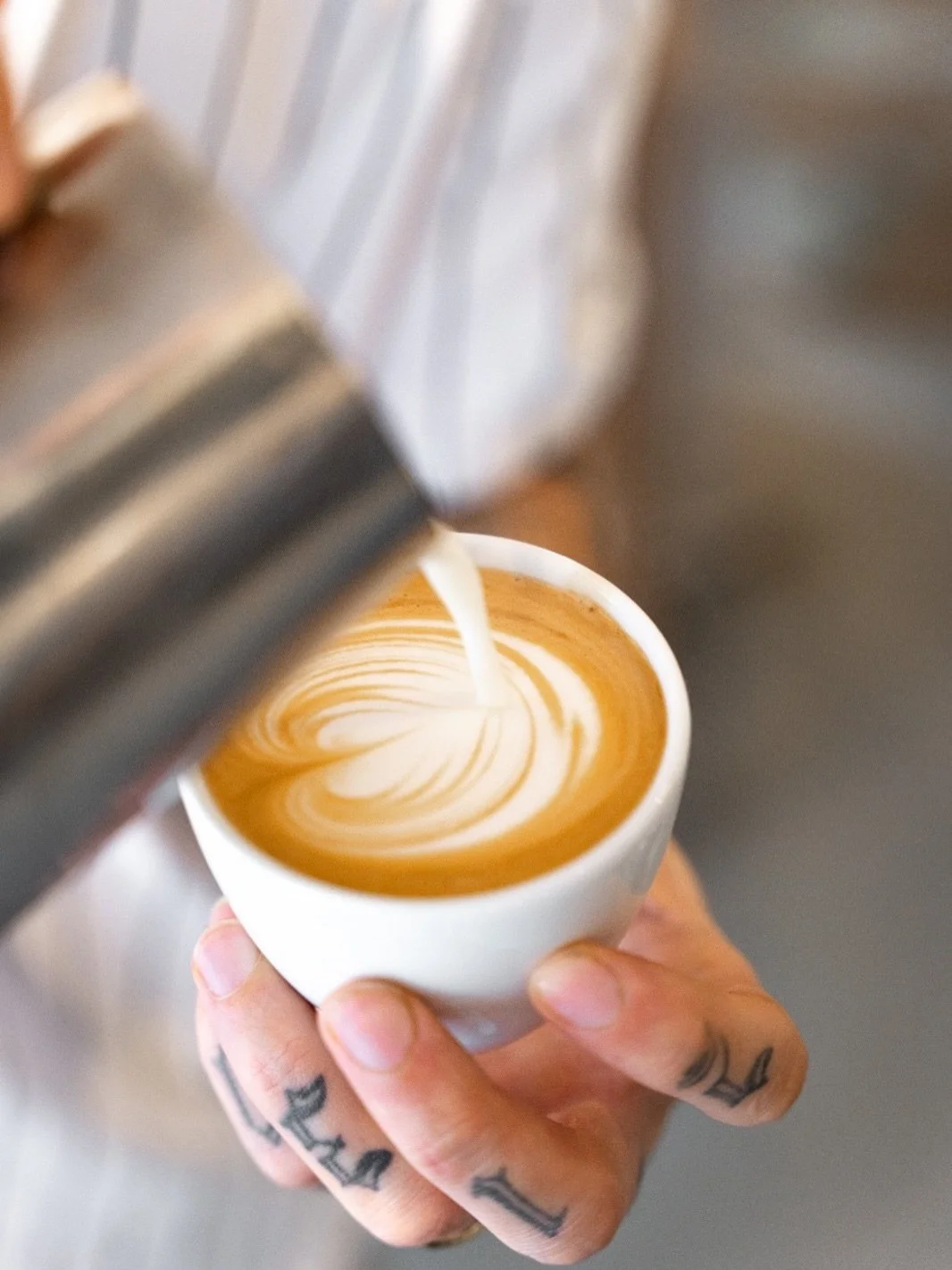 Kaffee ist die Leidenschaft, die in jeder einzelnen Bohne beginnt, sich in der sorgf&auml;ltigen R&ouml;stung entfaltet und schlie&szlig;lich in der perfekten Tasse ihren Ausdruck findet ☕️🫶🏻✨

Let&rsquo;s start the weekend right, with really good 