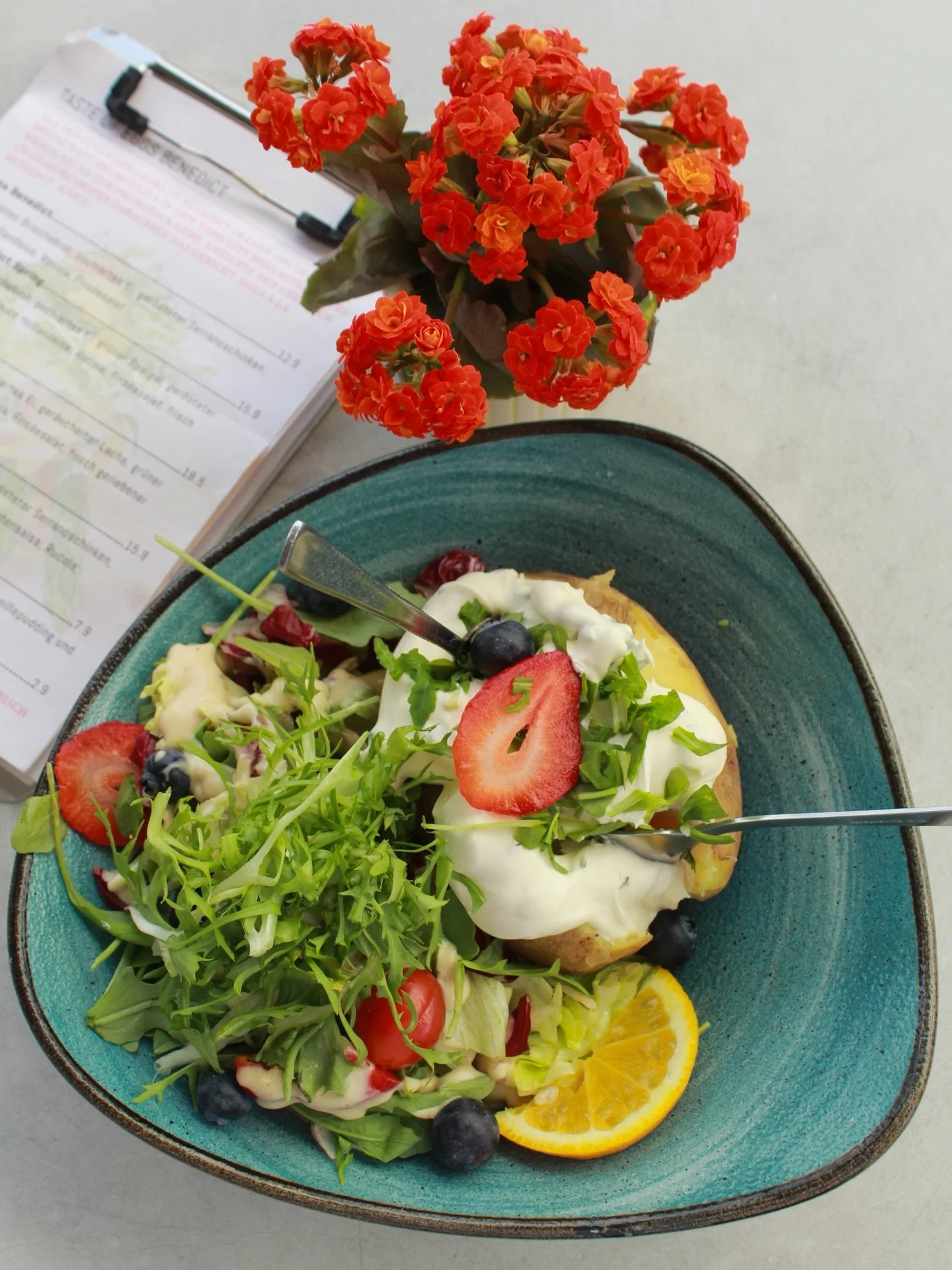 Mittagspause? ☺️

Unsere Ofenkartoffel Bowl ist genau das, was du jetzt brauchst: Knusprige Kartoffel, cremiger Sauerrahm, frische Kr&auml;uter und eine leichte Salatbeilage. 💛🥔✨

#mittagspause #ofenkartoffel #foodlove #cafelife #freshfood