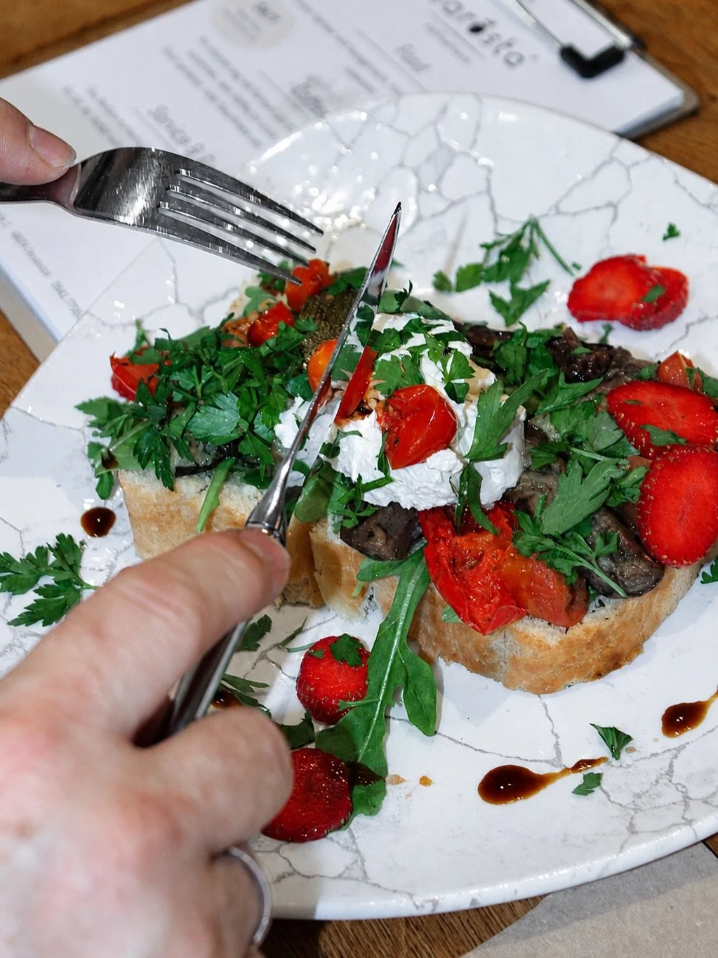 Knusprig ger&ouml;stetes, hausgemachtes Briochebrot, verfeinert mit Oliven&ouml;l, Meersalz und aromatischen Kr&auml;utern. Dazu gegrilltes Gem&uuml;se, cremiger Ricotta, abgerundet mit nativem Oliven&ouml;l, frischem Rucola und einer feinen Kr&auml;