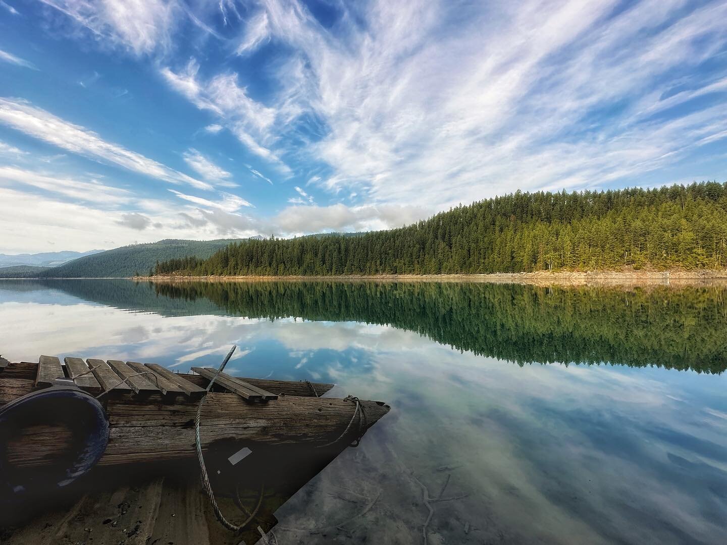 Reflecting on some reflections from a few weeks ago in BC. #travelbc #travelcanada🇨🇦 #mountainsolitude #rockies #BClakes #kootenays