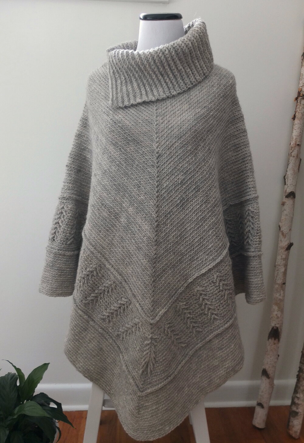 PLUMES D'ARGENT Collar Poncho | Silver Feathers | Natural Light Heather  Grey | Colorado Wool — KnotKnot Yarnables