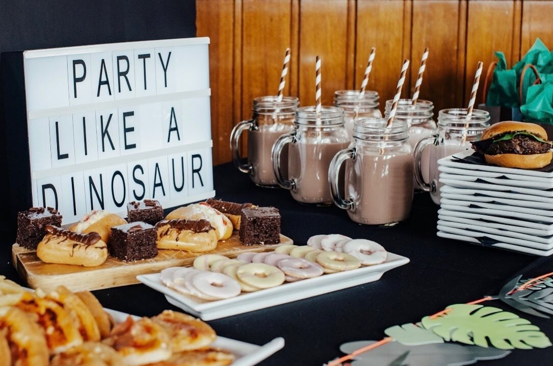 Party like a dinosaur!!🦖 Delicious milkshakes, burgers, pizza and yummy mini cakes. 😋
