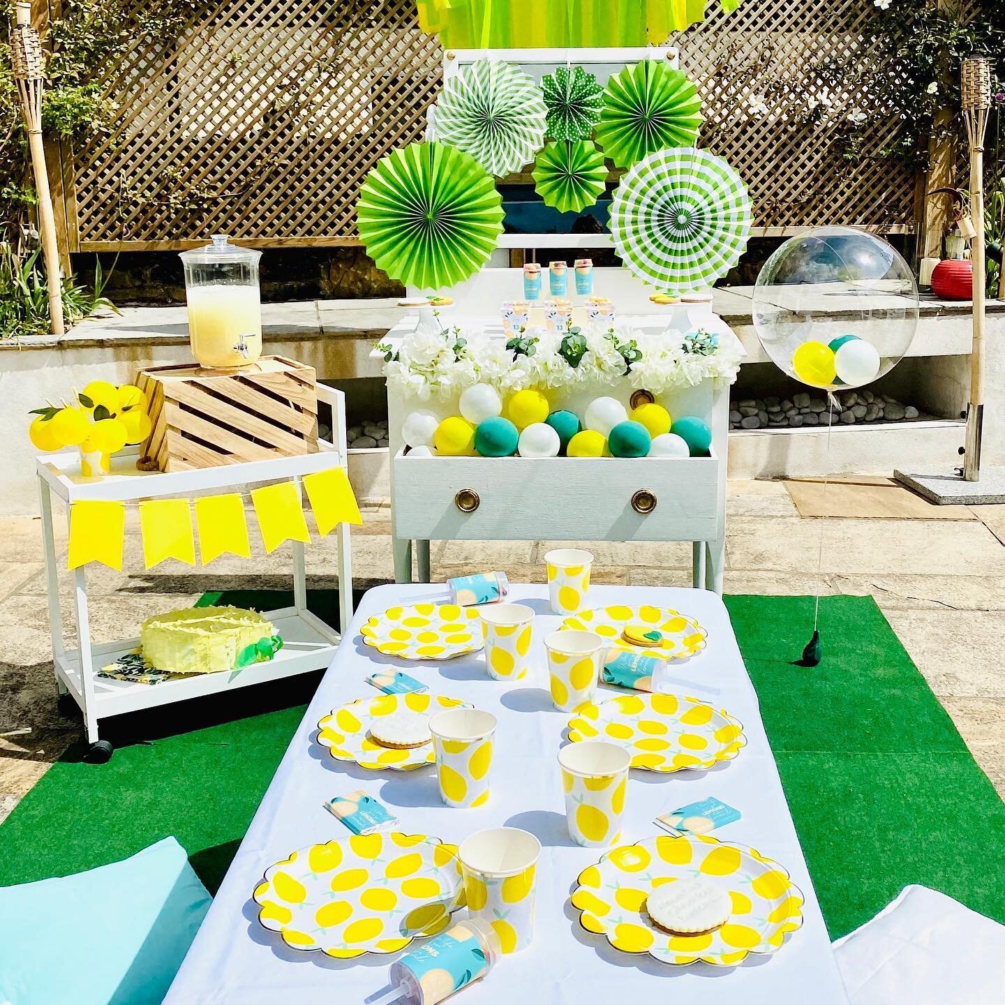 This lemonade themed party just screams summer!! The sunshine, the bright colours and that homemade fresh lemonade has us drooling at the mouth 🤤