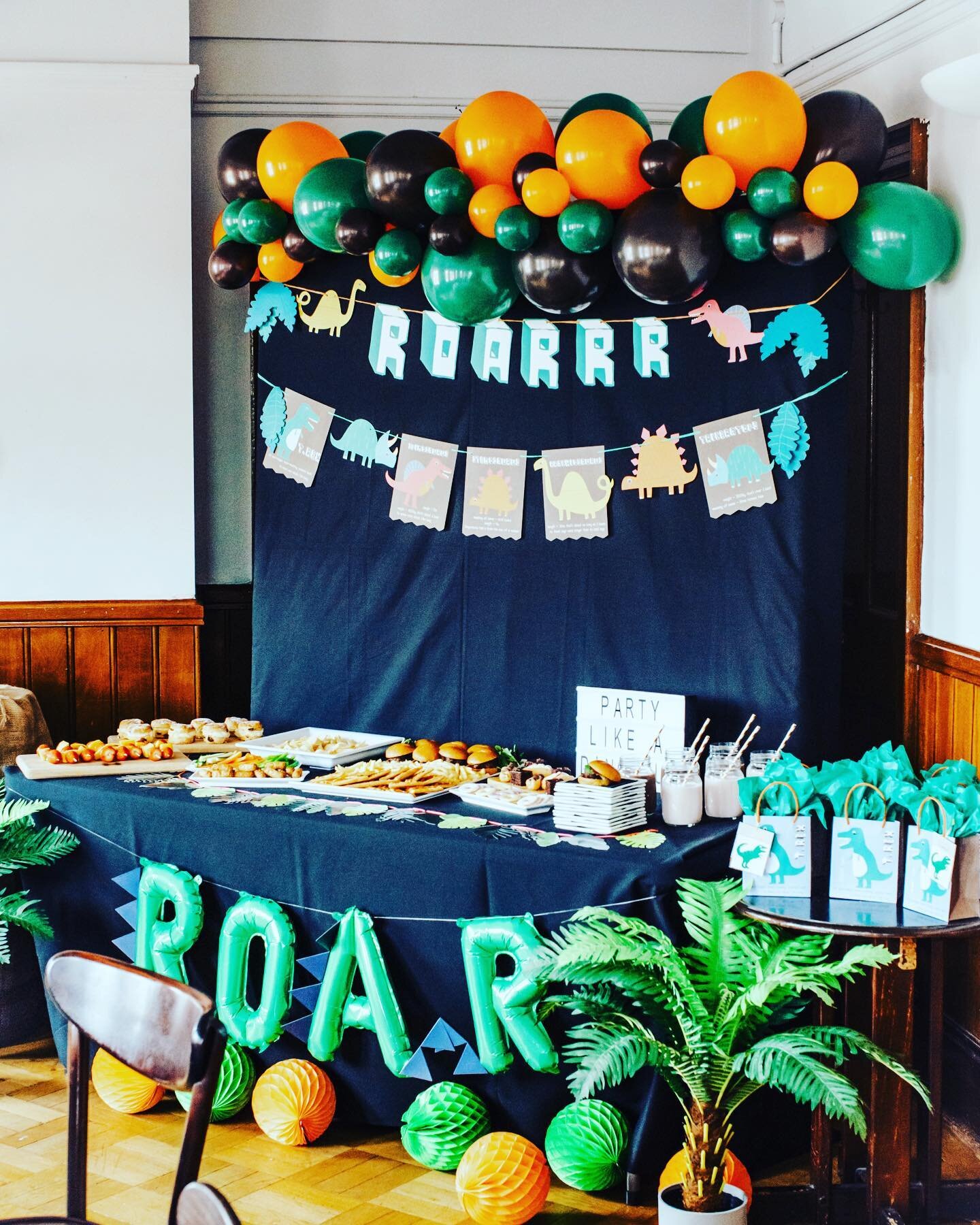 It&rsquo;s time for a &lsquo;roarsome&rsquo; dinosaur party!! Gorgeous party backdrop and main table with treats and milkshakes. 🦖