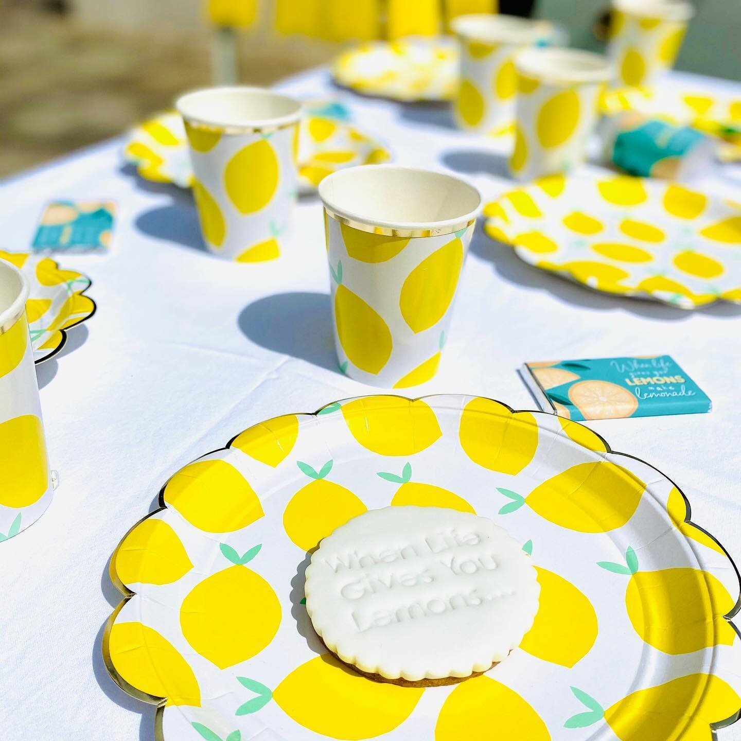 The perfect tableware for this lemon themed 13th birthday party. Bright, fresh and ever so cute! 🍋
