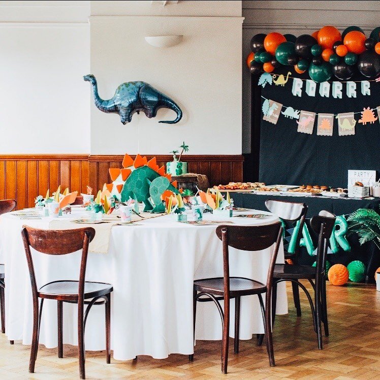 Totally &lsquo;roarsome&rsquo; dinosaur party set up. The stegosaurus table centrepiece and party backdrop are just perfect 👌