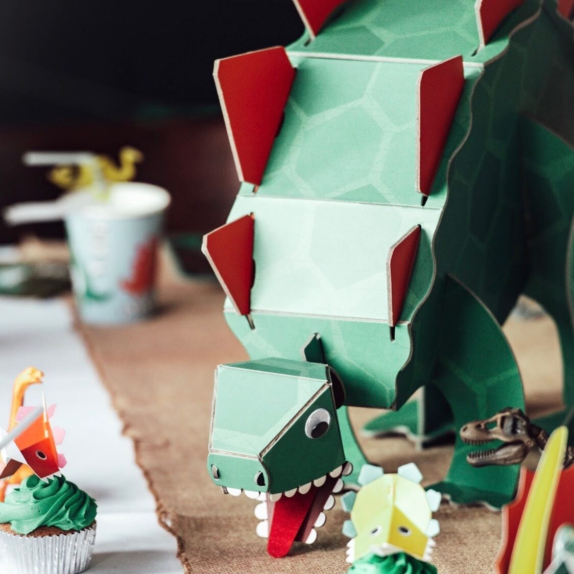 This stegosaurus centrepiece, with wobbly eyes and a roaring sound effect, helps keeps party guests entertained whilst they wait for their party food. 🦖