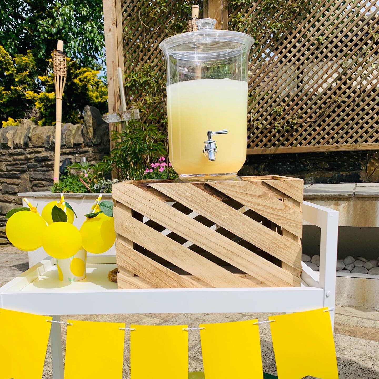 The perfect drinks station to quench your thirst on hot sunny days. Fresh homemade lemonade served with plenty of ice. Why not grab one of our paper straws decorated with mini lemon balloons to add that finishing touch? Can you work out what this par
