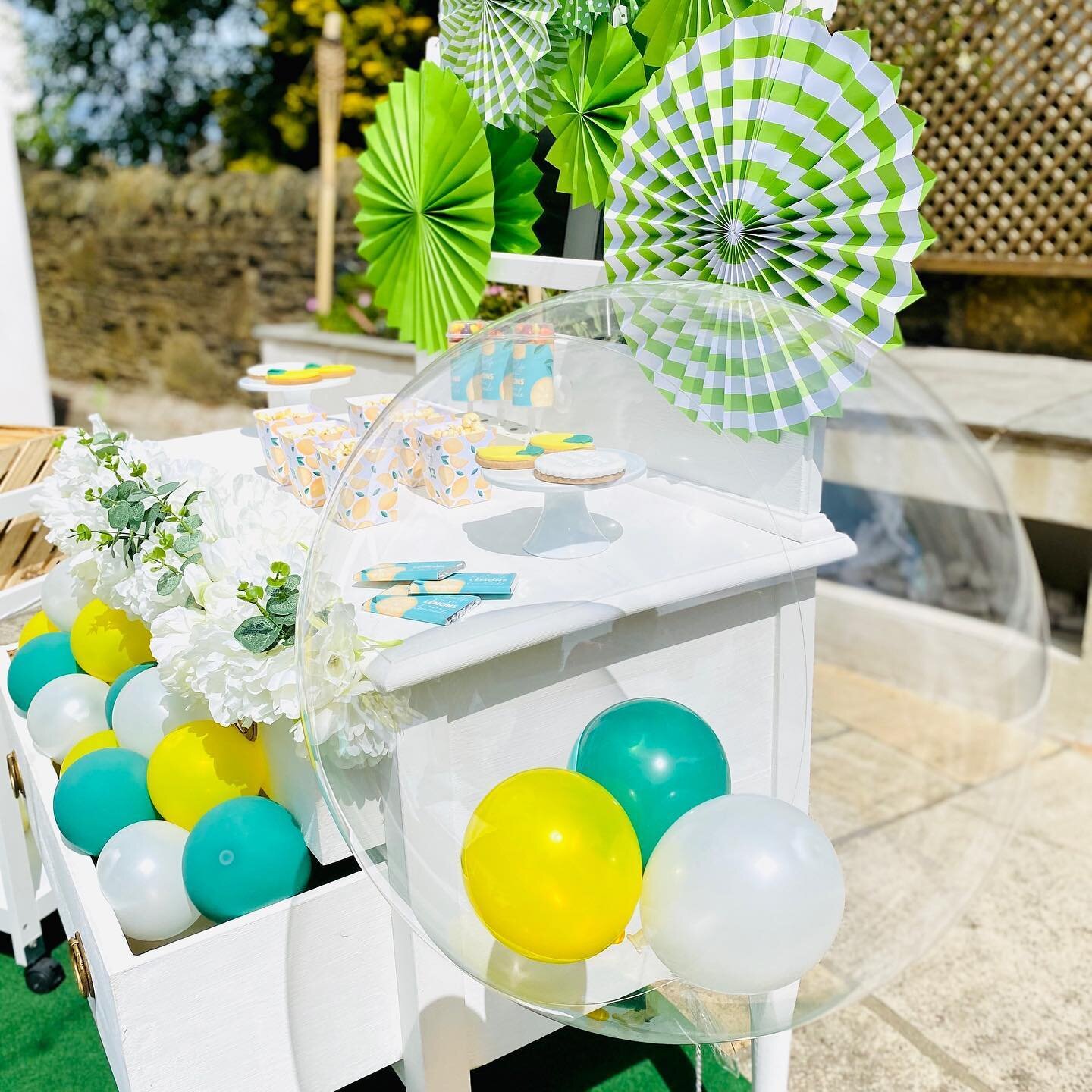 With a fresh colour palette of white, lemon and green this is a summer party for sure!! We love the giant clear orb balloon with mini balloons inside. 😍