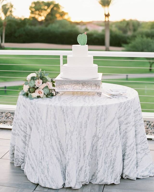 Happy Saturday Ya'll! Just a friendly reminder that your entire cake table can be used to show off your cake and reception - so have fun and play with some different linens &amp; textures
@rachelsolomonphoto
@mountainshadowsaz
⠀⠀⠀⠀⠀⠀⠀⠀⠀ #arizonaweddi
