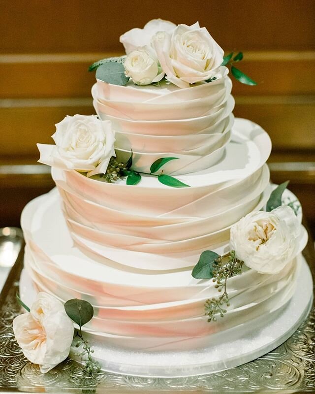 Always a fan of the hand placed fondant! It's a great way to bring in a elegant romantic touch to your cake vision.
@leslie_ann_photo
@villasiena 
#arizonawedding #azweddings #arizonaweddings #azwedding #arizonaweddingcake #azweddingcake #arizonawedd