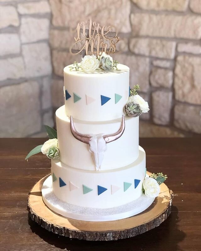 Some modern south western vibes this Thursday!

#azweddingcakes #azwedding #bakersgonnabake #weddingcake #gilbertbakery #southwestern #westwedding #modwedding #modernwedding