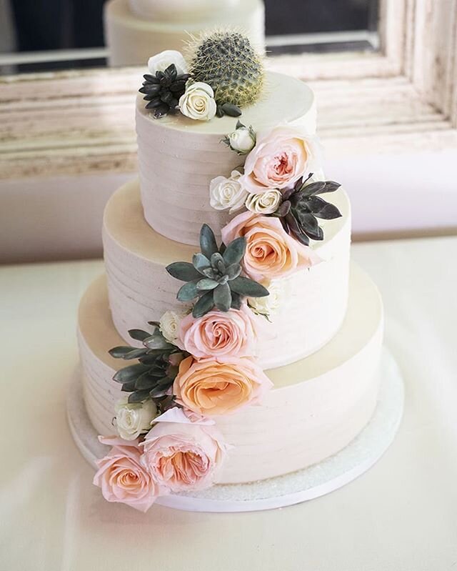 Blush and desert vibes!
#bakersgonnabake #gilbertbakery #arizonaweddingcake #arizonawedding #theknot #weddingcake #cakelove #customcakes #gilbertbakery