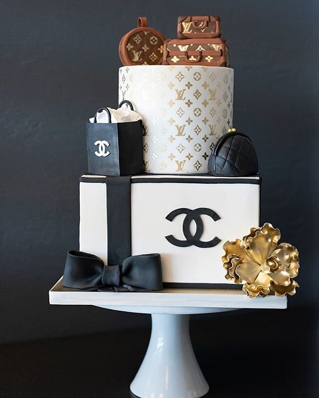 Front view of this luxury cake!
⠀⠀⠀⠀⠀⠀⠀⠀⠀
#chanel #birthdaycake #customcake #bakersgonnabake #gilbertbakery #arizonabakery #weddingcakes #azweddingcakes #louisvuittonbags
