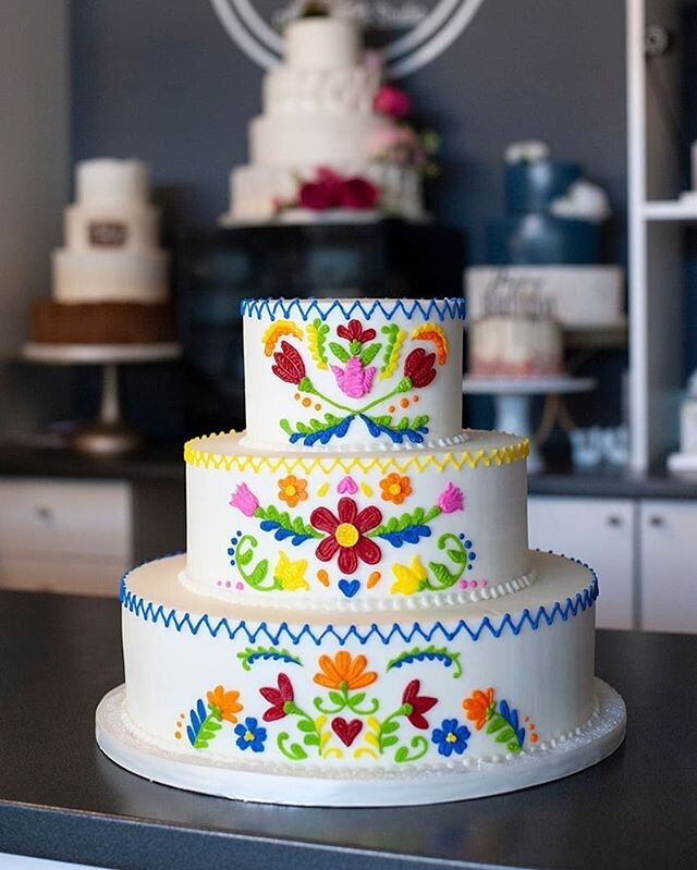 Colorful buttercream front and center!
⠀⠀⠀⠀⠀⠀⠀⠀⠀ #arizonawedding #azweddings #arizonaweddings #azwedding #arizonaweddingcake #azweddingcake #arizonaweddingcakes #azweddingcakes #arizonabakery #azbakery #arizonacupcakes #azcupcakes #cake #weddingcake 