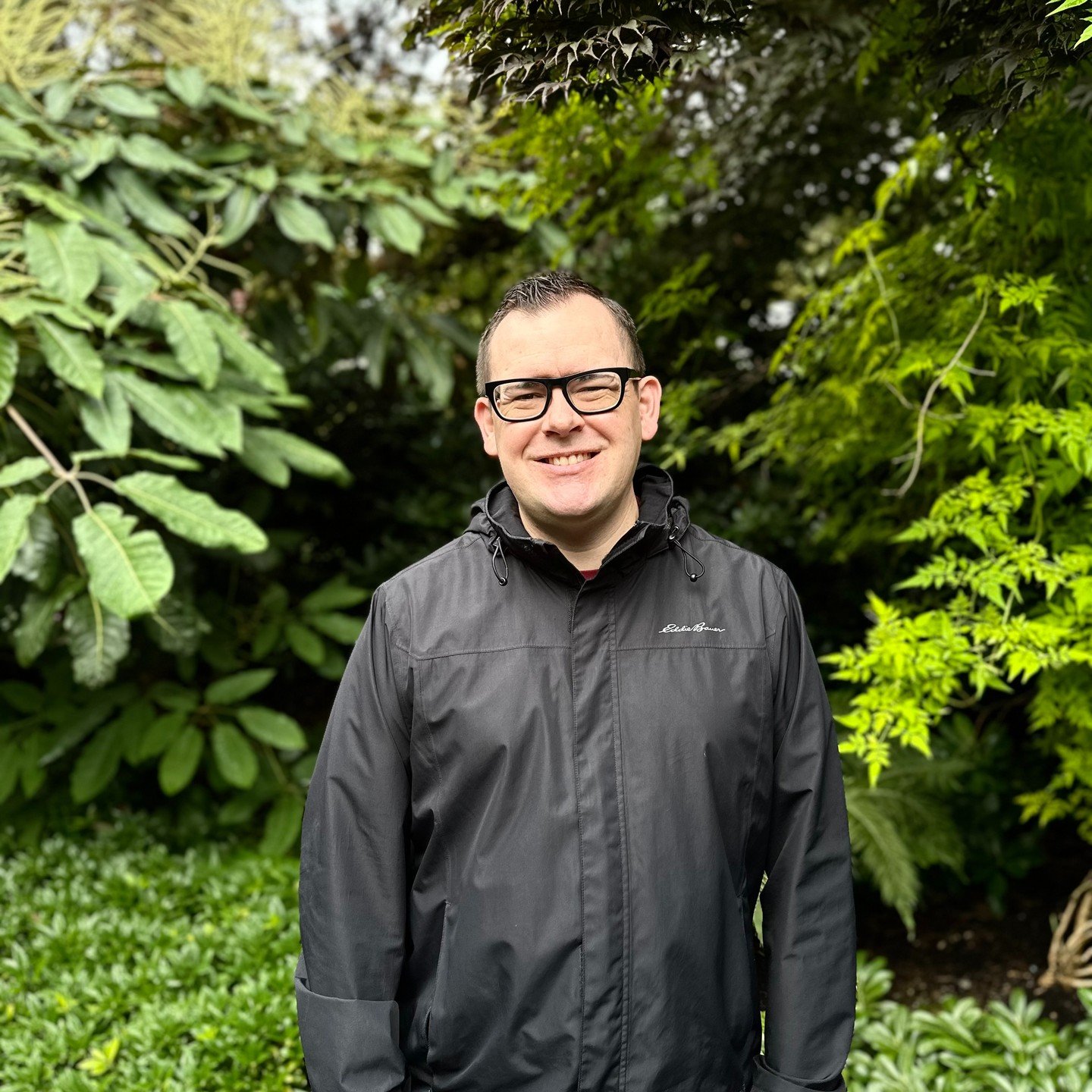 Who loves live plants? I know I do! On my day off or during a break from working on my virtual interior design projects, I sometimes take a moment to walk around the garden, surround myself with live plants, enjoy the fresh air, take in the wonderful