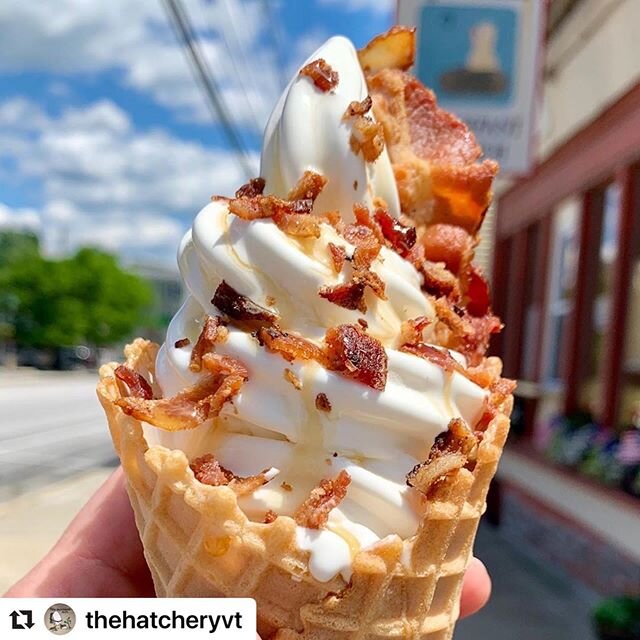 This is how we roll in Vermont!
・・・
3 words: MAPLE BACON CREEMEE. Available now! 🎉🍁🥓🍦 #maplecreemee #maplebacon #maplebaconicecream #getinmybelly #baconmakeseverythingbetter #bacon #thehatcheryvt #ludlowvermont #okemo #okemovalley #vermont #vermo