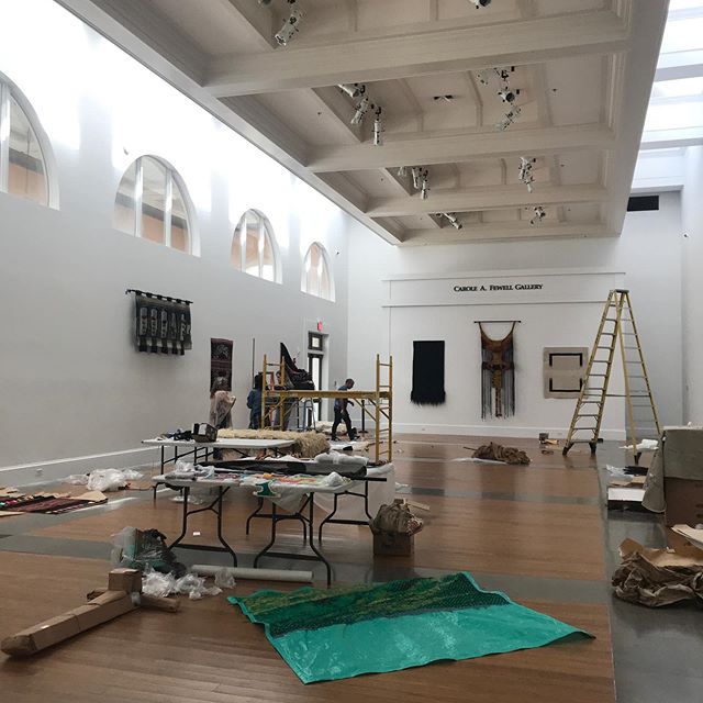 Montaje de mi obra para la muestra America Weaves en el Museo de Coral Gables. Curada por Adriana Herrera. Inauguraci&oacute;n el 7 junio a las 7 pm. @coralgablesmuseum #americaweaves #artetextil #artetextilcontemporaneo  #artecontemporaneo  #contemp