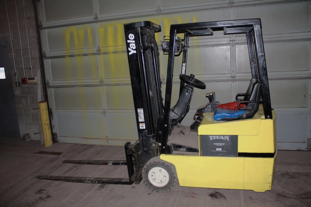 Yale 3-Wheel | Pneumatic electric | 3000 lb | 36 volt with charger | Sideshifter | 42 in Forks | Drive tires 50% Rear tires New | $7950