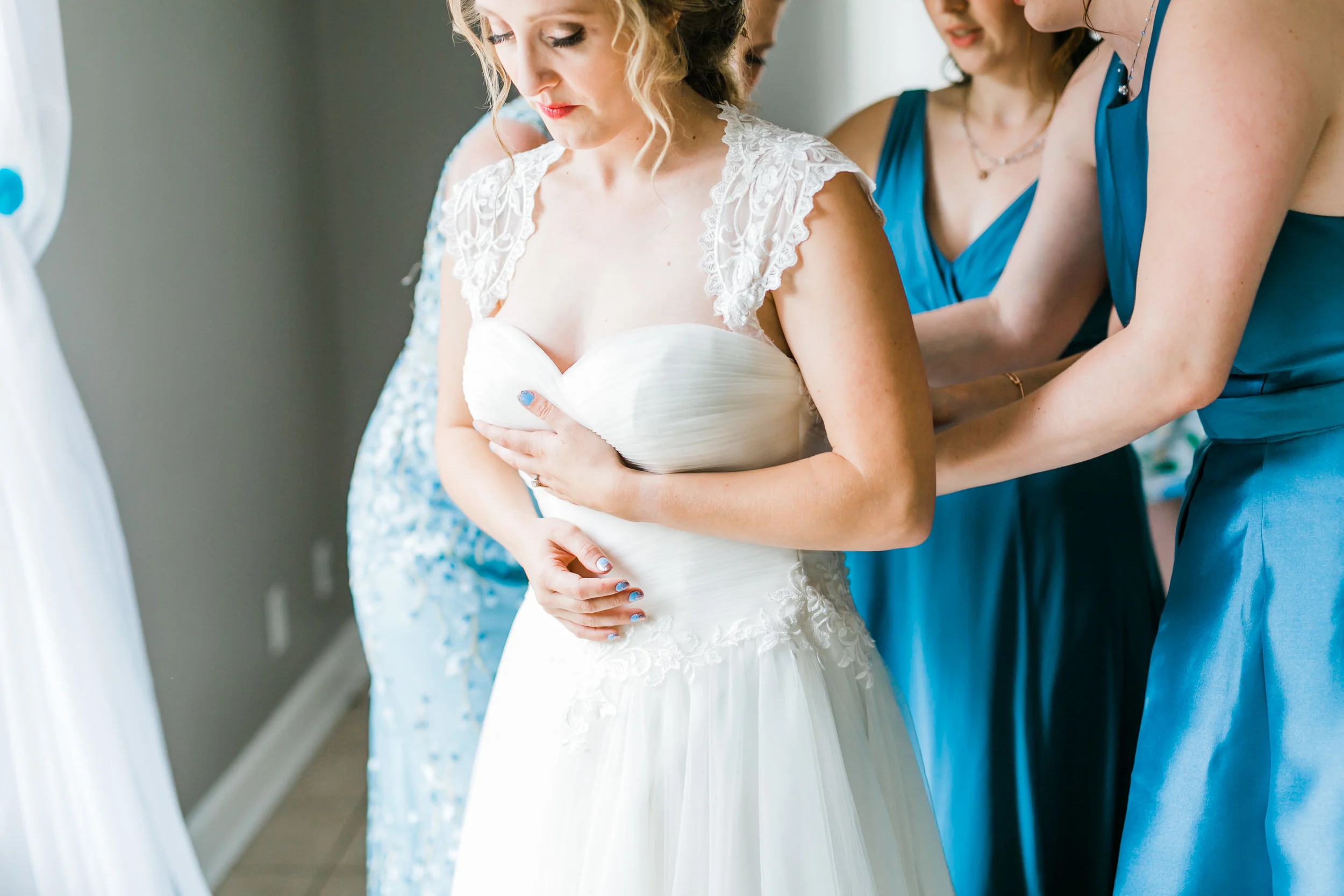bride getting ready Daras garden bridal suite