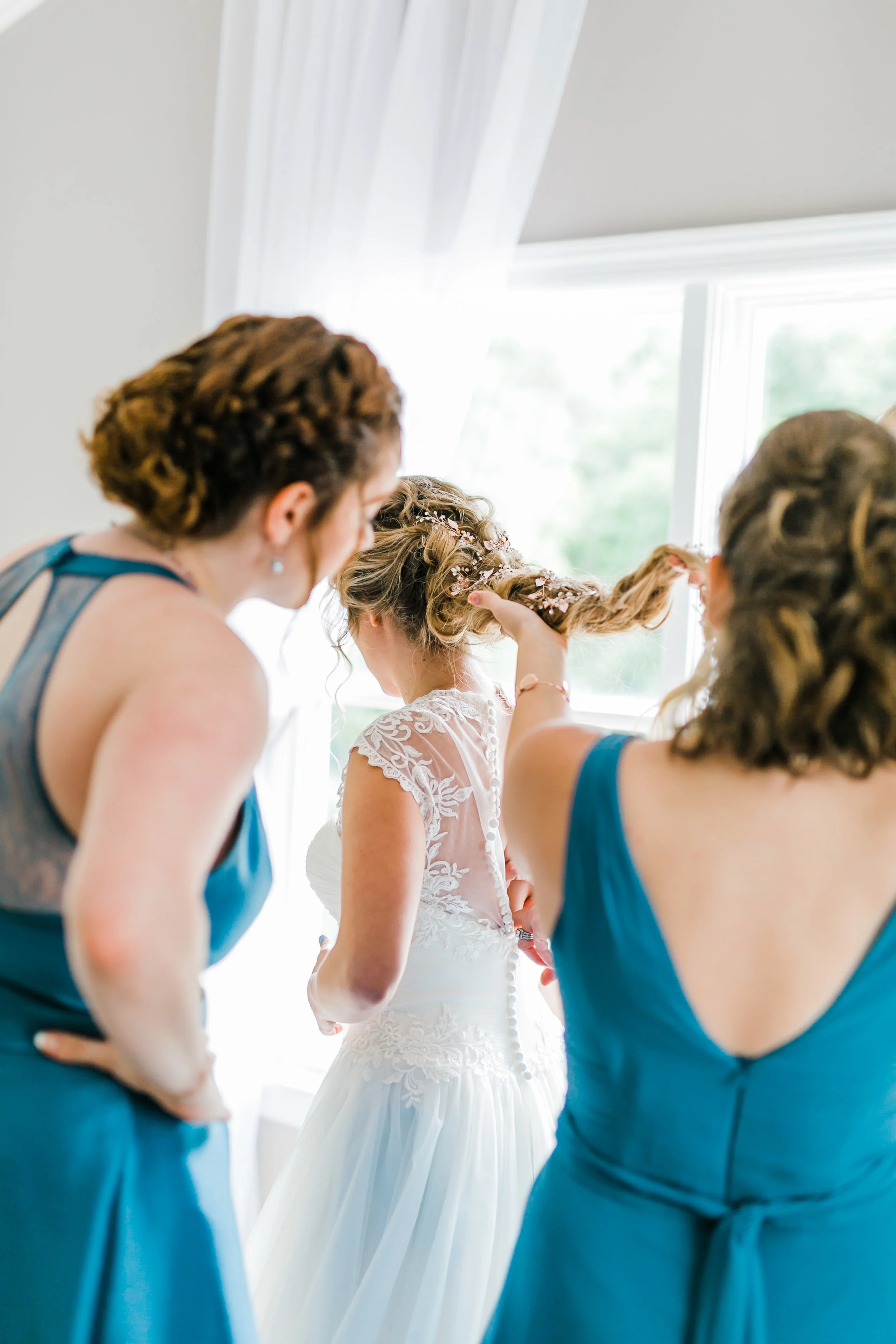 bride getting dressed knoxville venue Daras garden